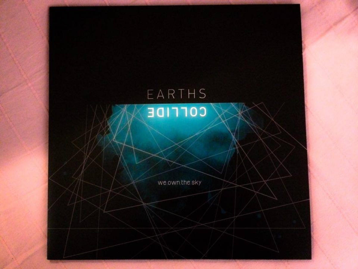 we.own.the.sky - Earths Collide (Labyrinth Of Thoughts/Ikaros Records, 2015)