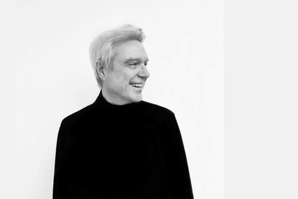 Ο DAVID BYRNE επιστρέφει με νέο άλμπουμ τον Σεπτέμβριο - Ακούστε το νέο του single “Everybody Laughs”