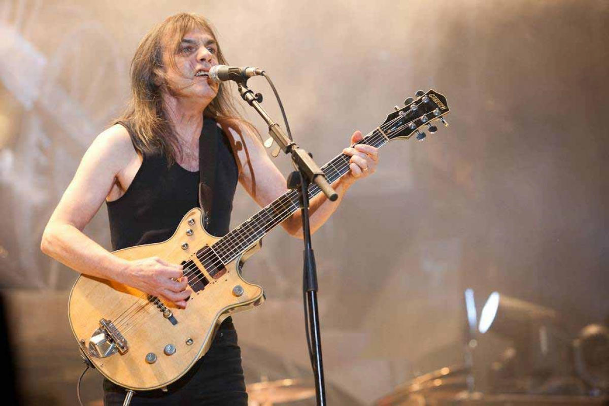 Απεβίωσε ο θρυλικός κιθαρίστας των AC/DC, Malcolm Young, σε ηλικία 64 ετών